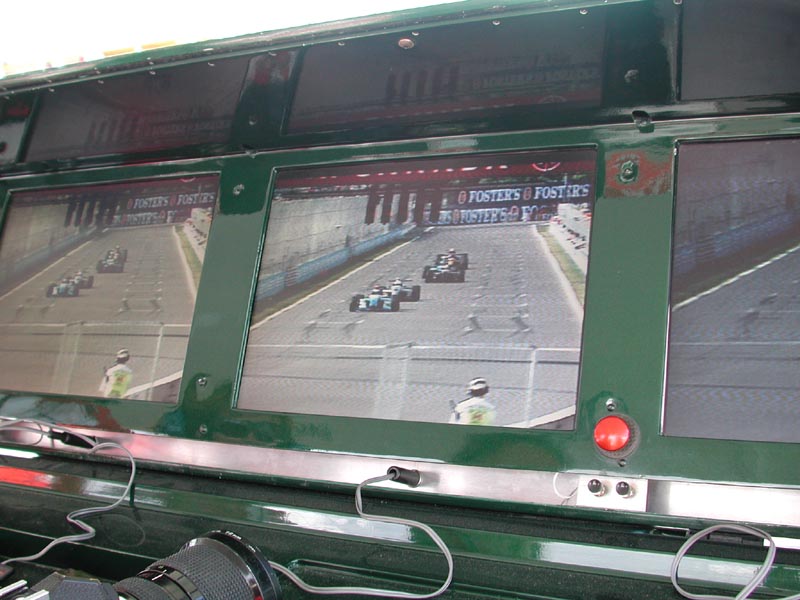 Video of race from Eddie Irvine's pits.jpg 81.1K